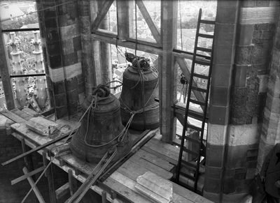 816828 Afbeelding van het transport van de nieuwe klokken voor het carillon van de Domtoren (Domplein) te Utrecht.